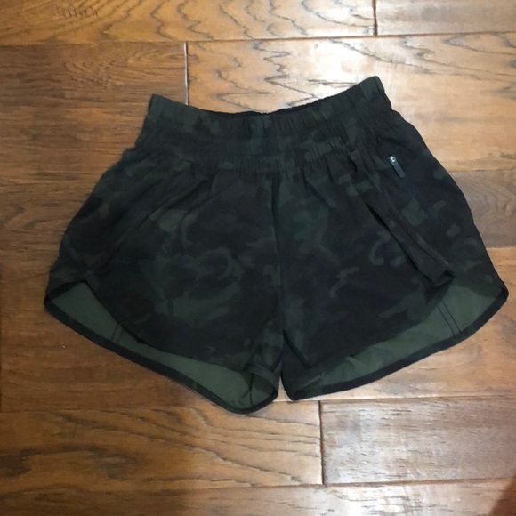 Lululemon camo tracker shorts - Picture 5 of 8